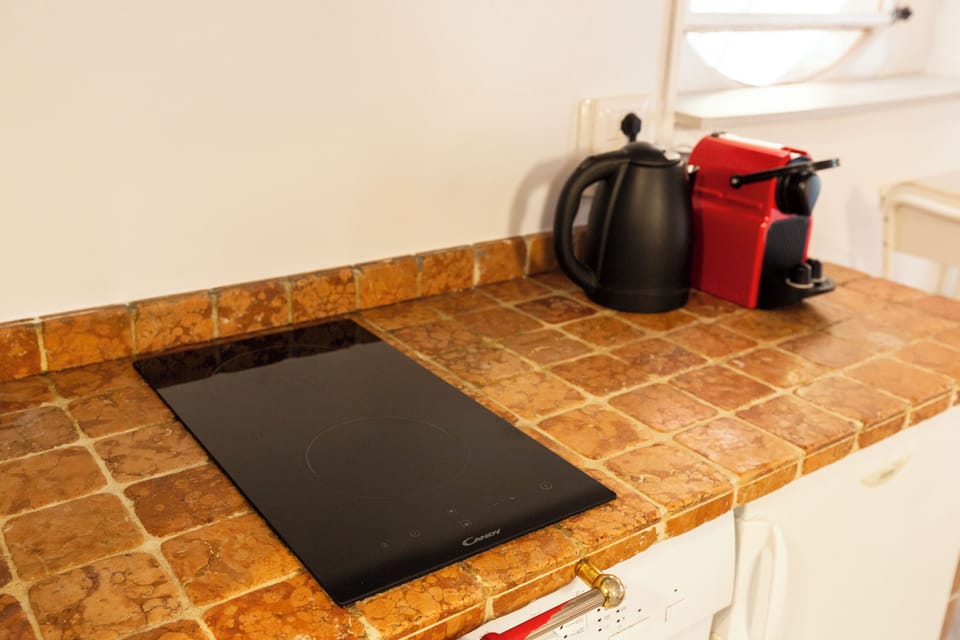 City Studio | Private kitchen | Fridge, microwave, stovetop, coffee/tea maker