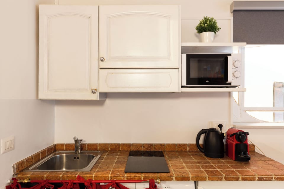 City Studio | Private kitchen | Fridge, microwave, stovetop, coffee/tea maker