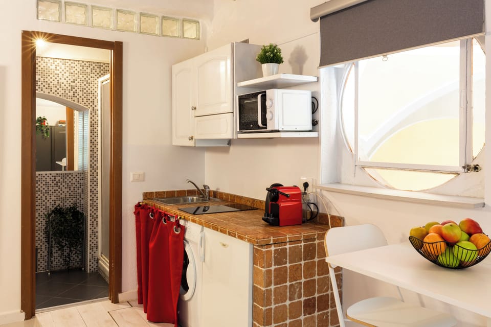 City Studio | Private kitchen | Fridge, microwave, stovetop, coffee/tea maker