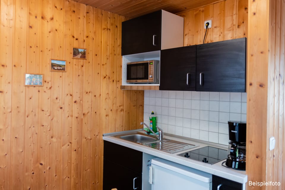 House, 2 Bedrooms | Private kitchenette | Fridge, microwave, stovetop, coffee/tea maker