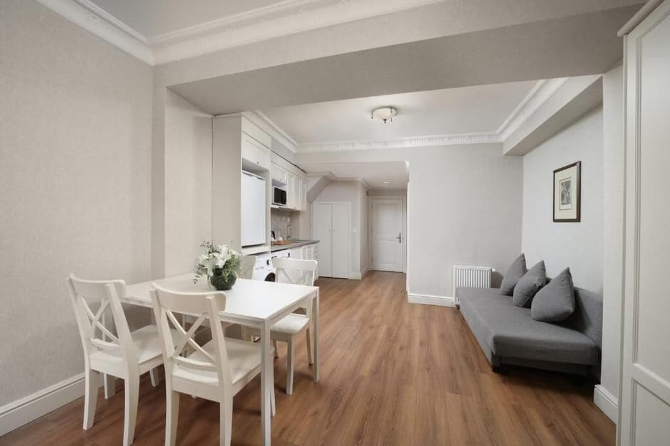 Family Studio | Minibar, in-room safe, desk, laptop workspace