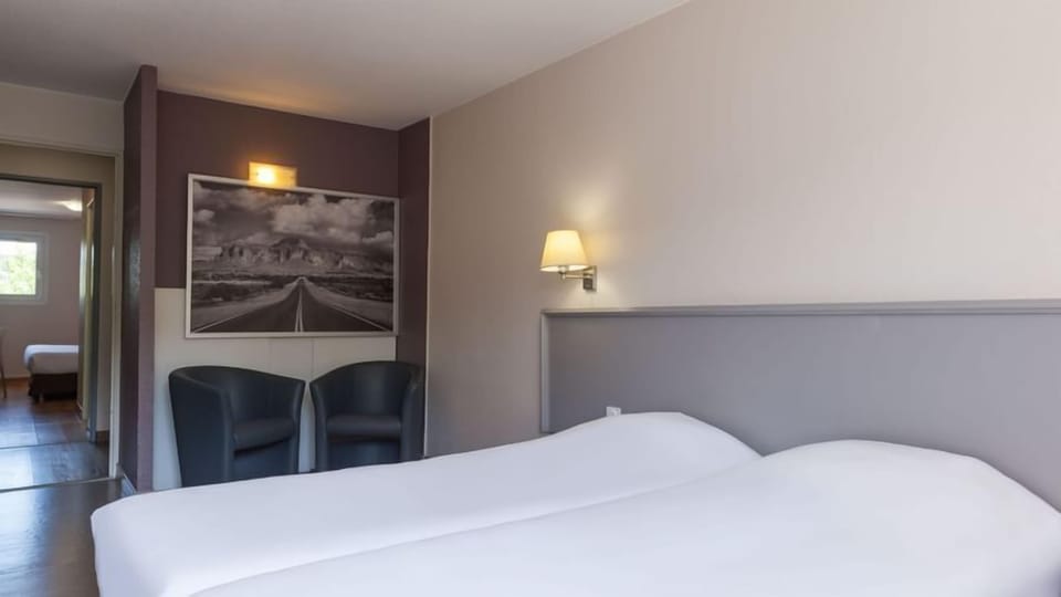 Family Room | Desk, soundproofing, free cribs/infant beds, free WiFi