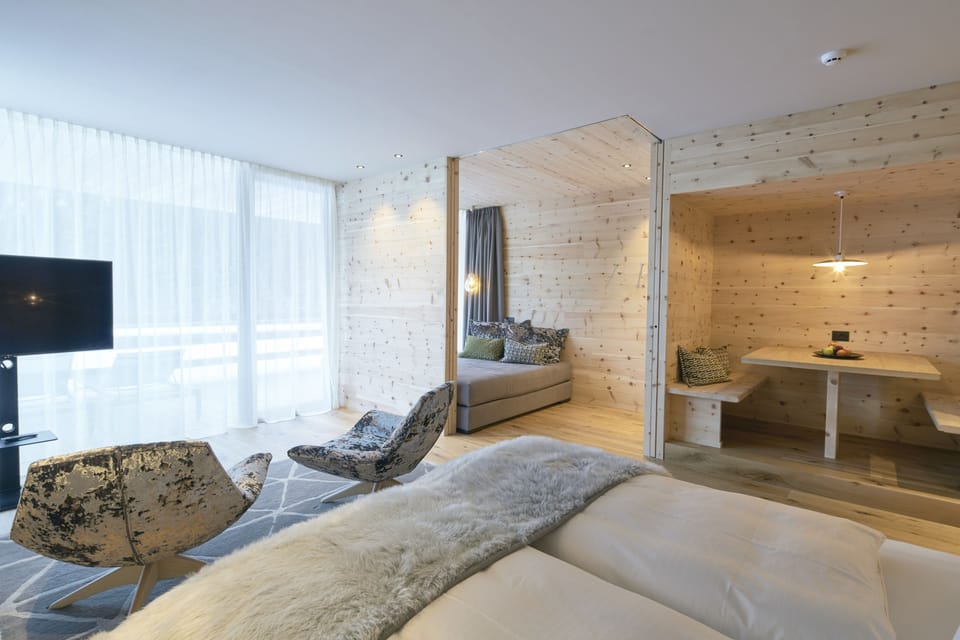Luxury Suite, Poolside | Mountain view