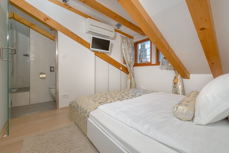Double Room | In-room safe, desk, WiFi (free), bed sheets
