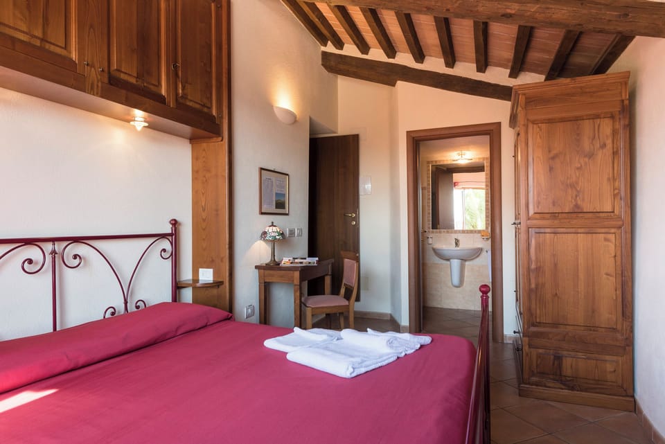 Double Room | Desk