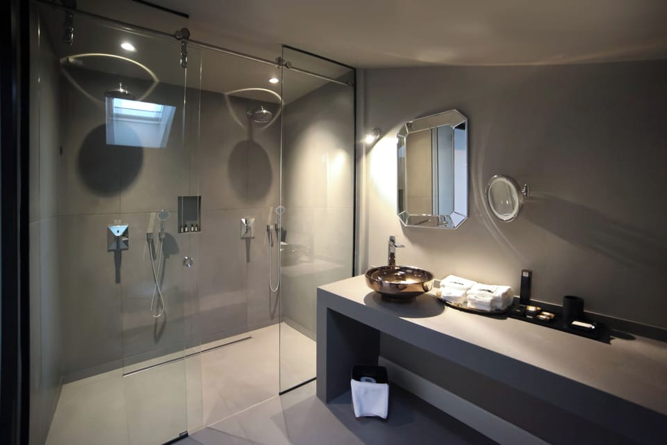 Terrace Loft Room | Bathroom | Shower, rainfall showerhead, free toiletries, hair dryer