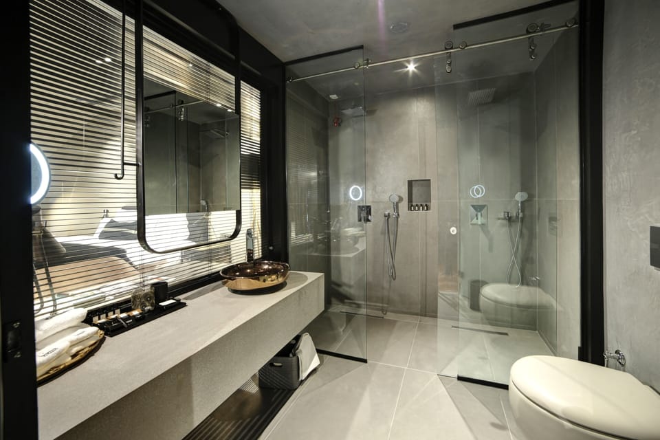 King's Room | Bathroom | Shower, rainfall showerhead, free toiletries, hair dryer