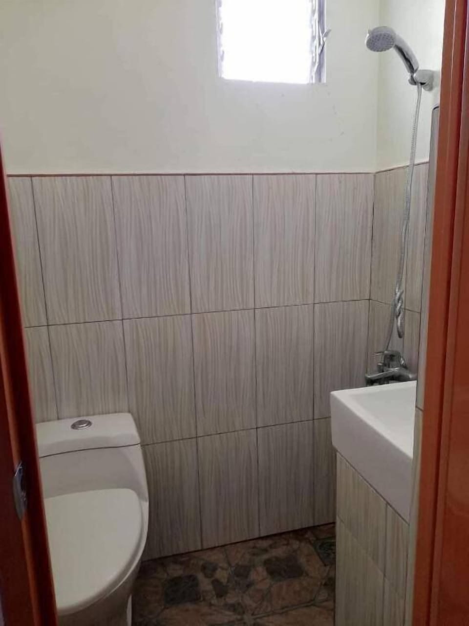 Shower, free toiletries, slippers, bidet