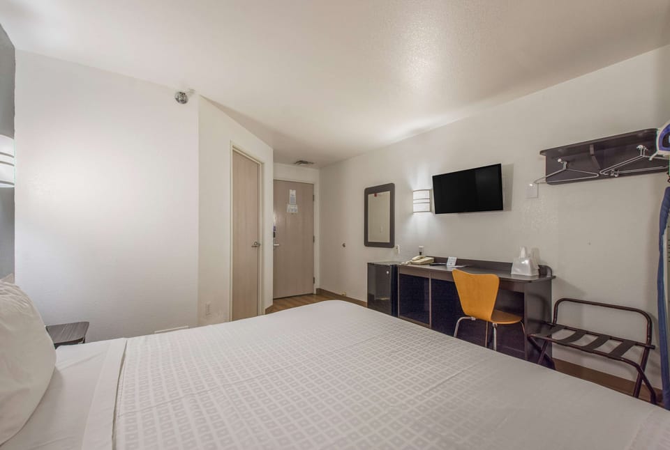 Room, 1 King Bed, Non Smoking | Blackout drapes, iron/ironing board, free WiFi, bed sheets
