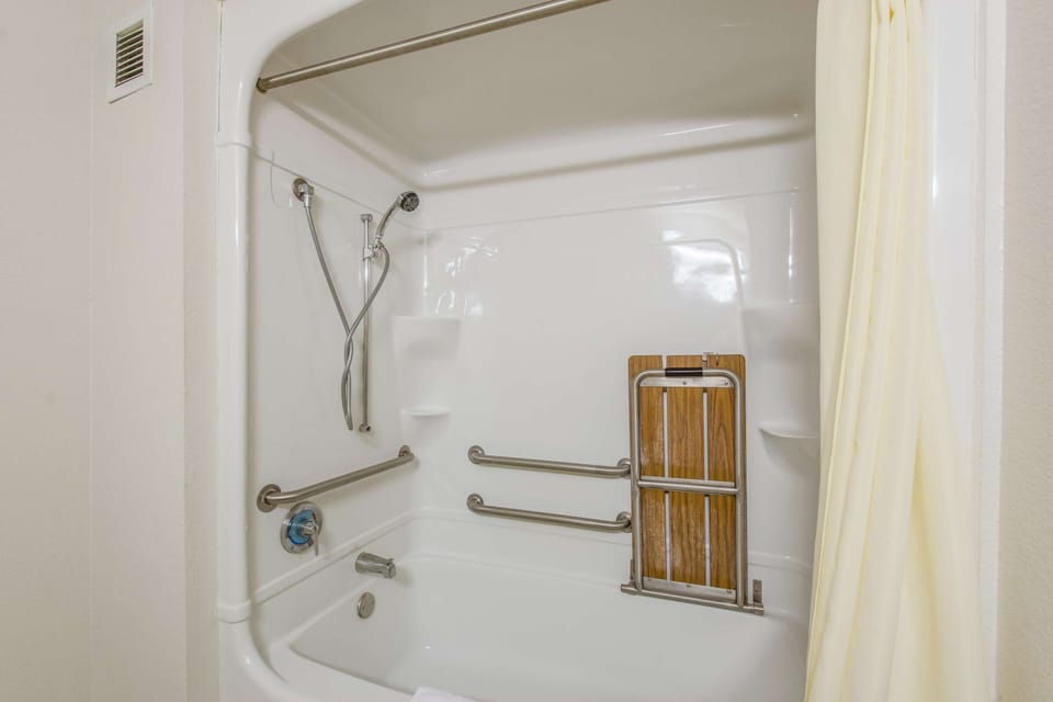 Room, 1 King Bed, Accessible, Non Smoking | Bathroom | Separate tub and shower, towels