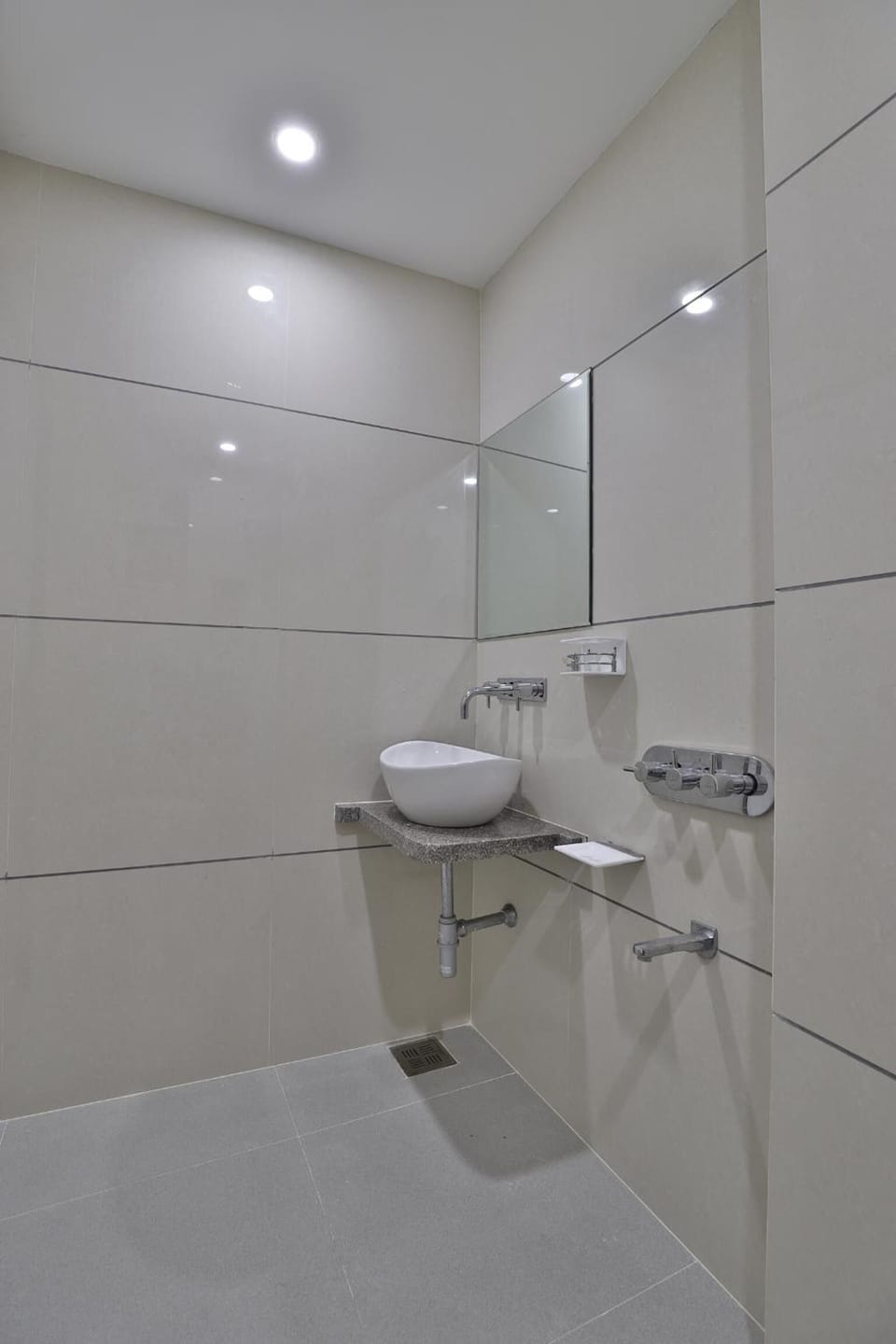 Shower, hydromassage showerhead, free toiletries, slippers