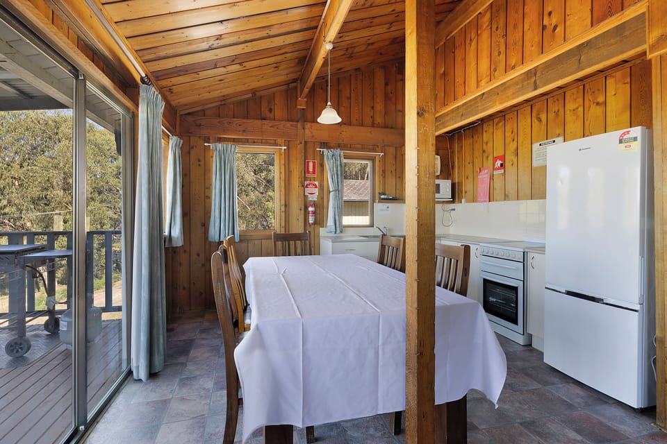 Deluxe Cabin - Sleeps 6 | Private kitchen | Microwave, stovetop, toaster, cookware/dishes/utensils