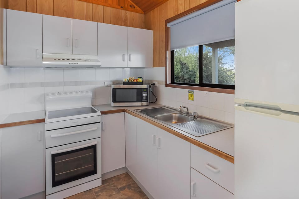 Standard Cabin - Sleeps 6 - Bungalow | Private kitchen | Coffee/tea maker, fridge, microwave, stovetop