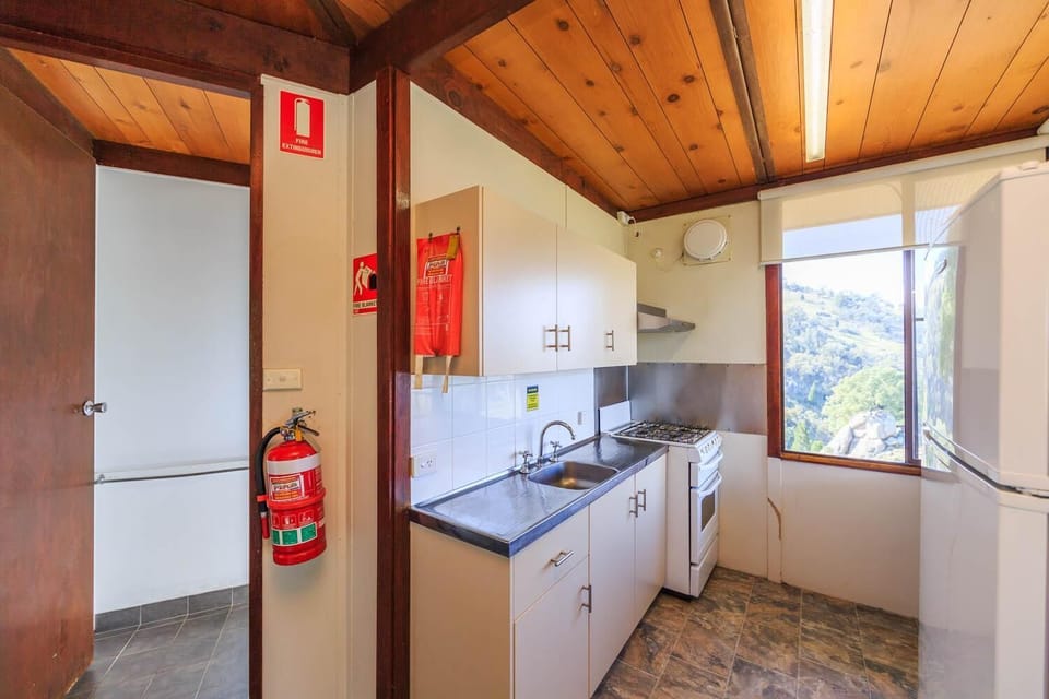Economy Cabin - Sleeps 6 - Cottage | Private kitchen | Coffee/tea maker, fridge, microwave, stovetop