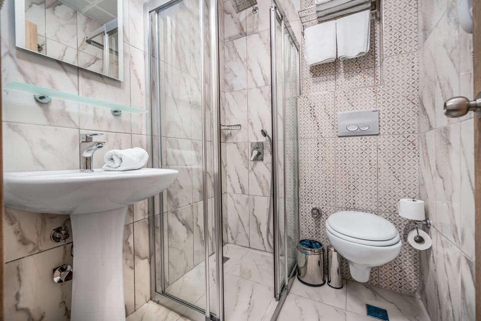 Standard Room | Bathroom | Shower, eco-friendly toiletries, hair dryer, slippers