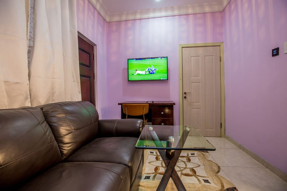 Suite (Medallion Mini) | Living room | 32-inch LED TV with cable channels, TV