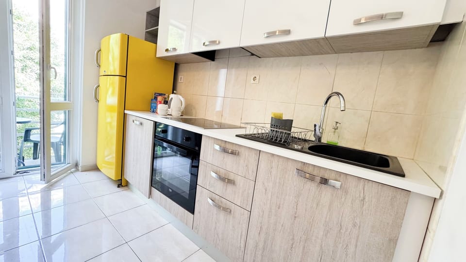 City Apartment | Private kitchen | Fridge, oven, stovetop, coffee/tea maker