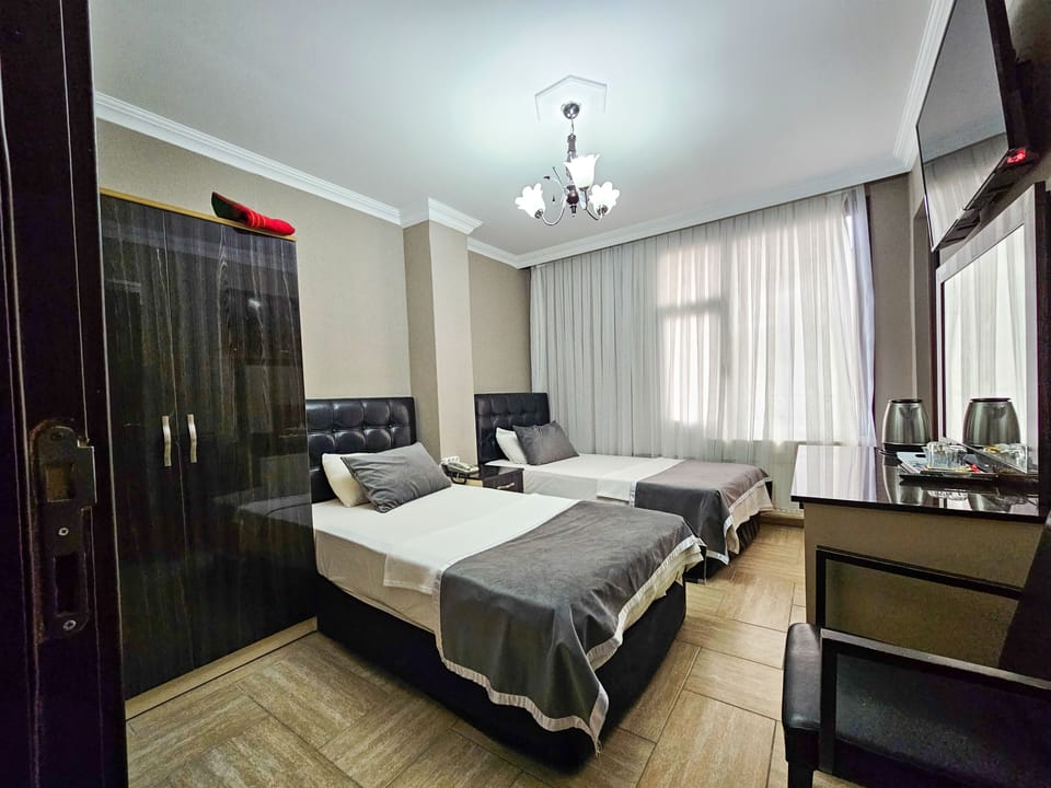 Triple Room | In-room safe, blackout drapes, free WiFi