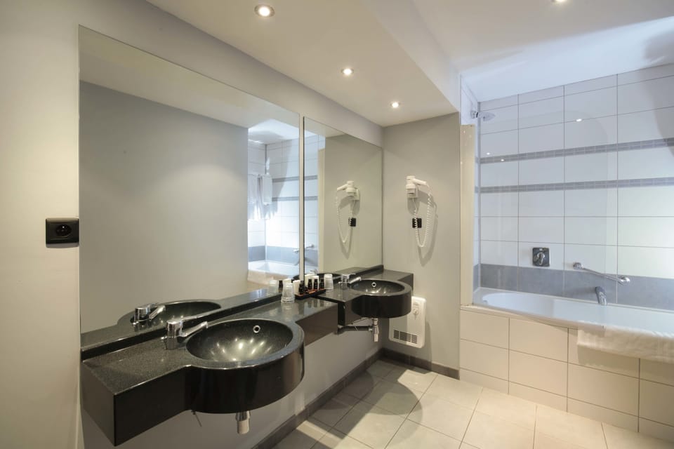 Deluxe Suite | Bathroom | Combined shower/tub, free toiletries, hair dryer, towels