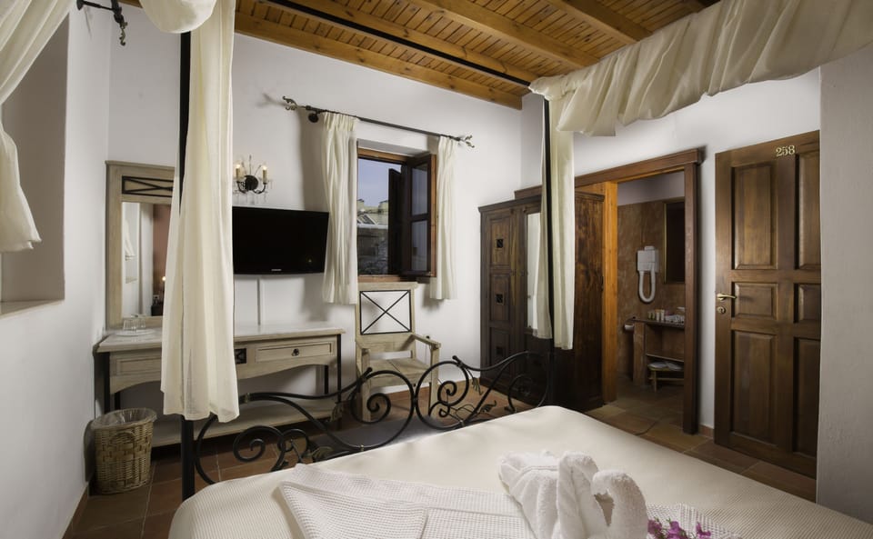 Superior Room, 1 King Bed | Hypo-allergenic bedding, in-room safe, individually decorated