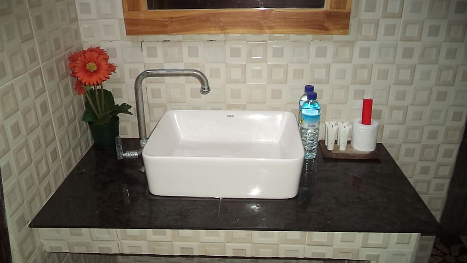 Classic Double Room | Bathroom sink