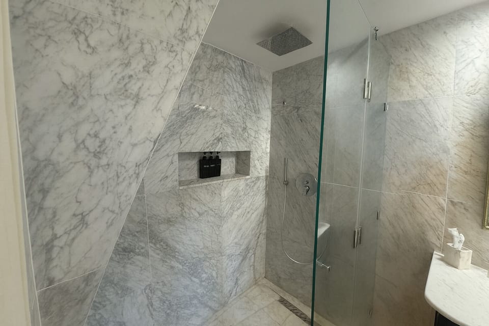 Superior Room (Shaine) | Bathroom | Bathtub, jetted tub, free toiletries, hair dryer