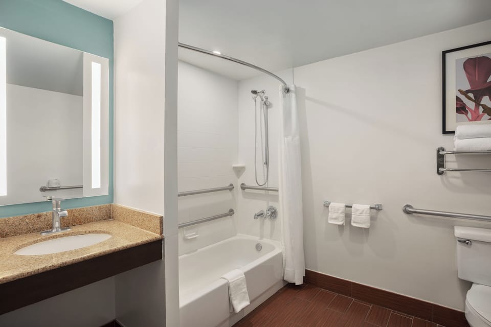 Junior Suite, 2 Double Beds | Bathroom | Combined shower/tub, designer toiletries, hair dryer, towels