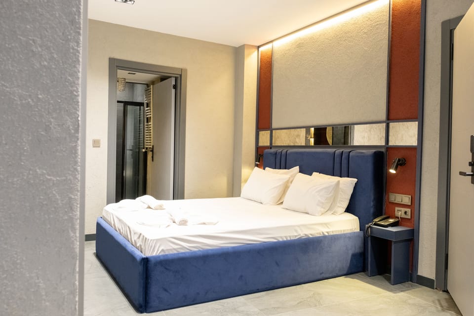 Comfort Room | Premium bedding, minibar, in-room safe, iron/ironing board