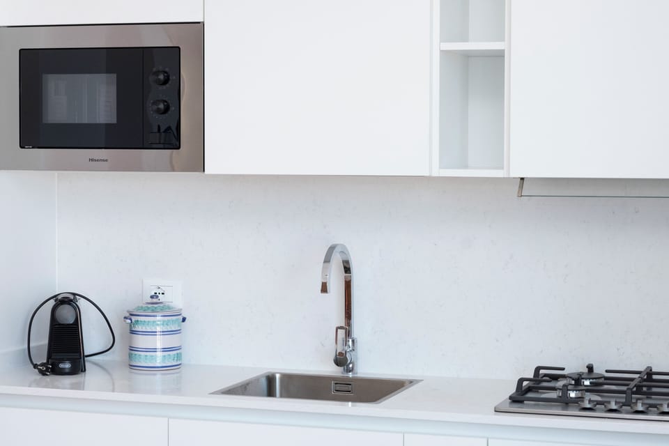 Full-size fridge, microwave, oven, stovetop