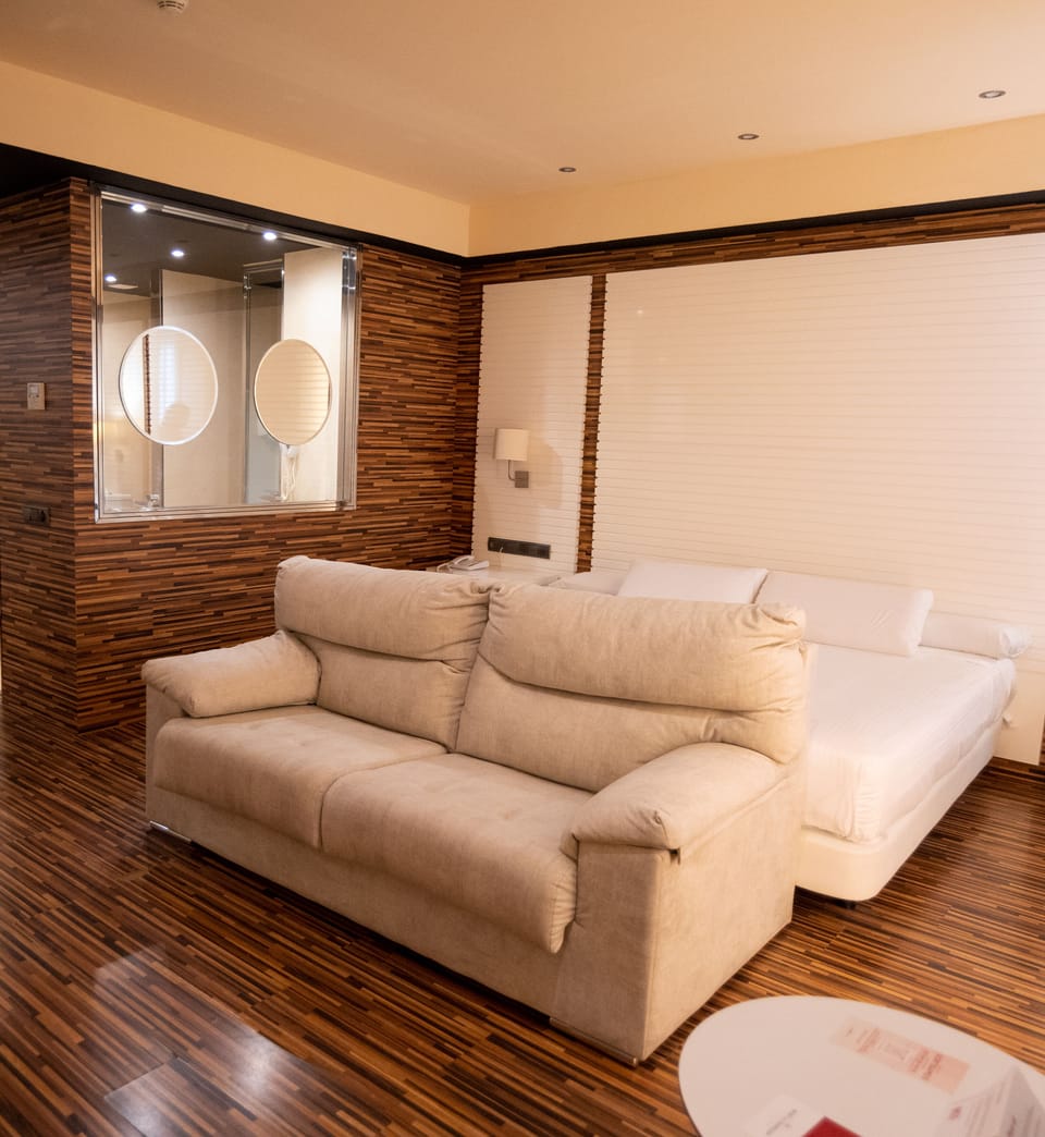 Suite | Minibar, in-room safe, desk, laptop workspace
