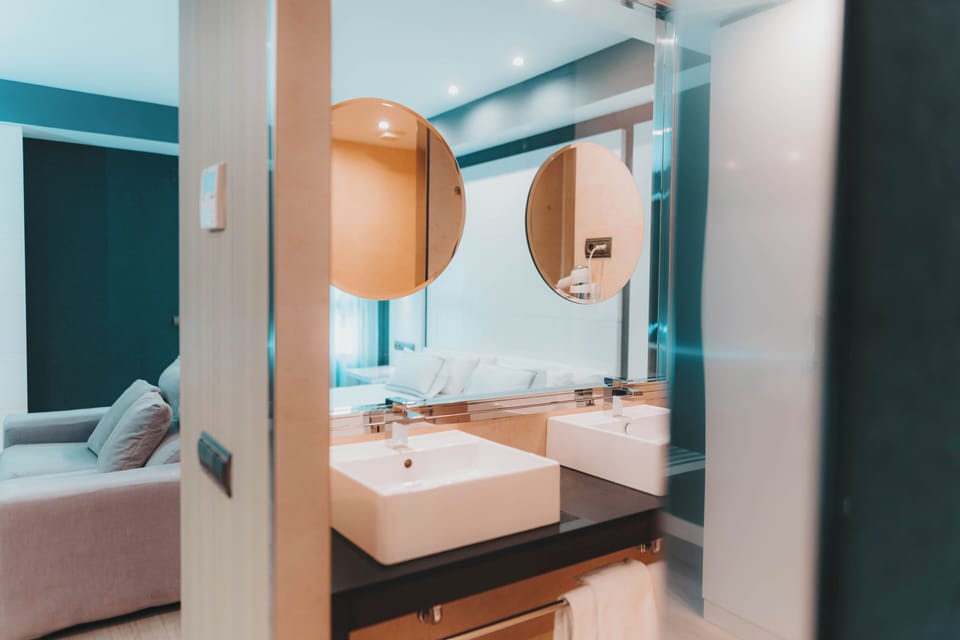 Suite | Minibar, in-room safe, desk, laptop workspace