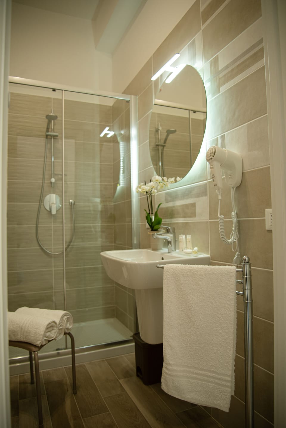 Deluxe Room (Beige) | Bathroom | Shower, rainfall showerhead, free toiletries, hair dryer
