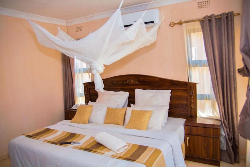 Deluxe Double or Twin Room | Desk, laptop workspace, iron/ironing board, free WiFi