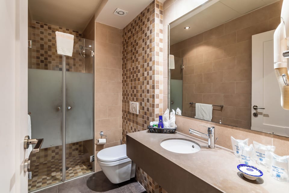 Family Room, Private Bathroom | Bathroom | Shower, rainfall showerhead, free toiletries, hair dryer