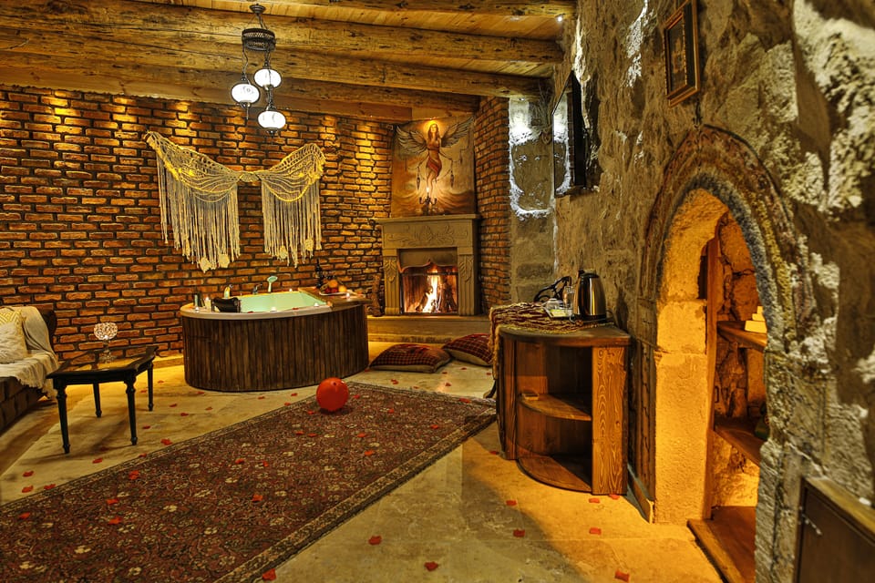 Luxury Double Room | Bathroom | Separate tub and shower, jetted tub, free toiletries, hair dryer