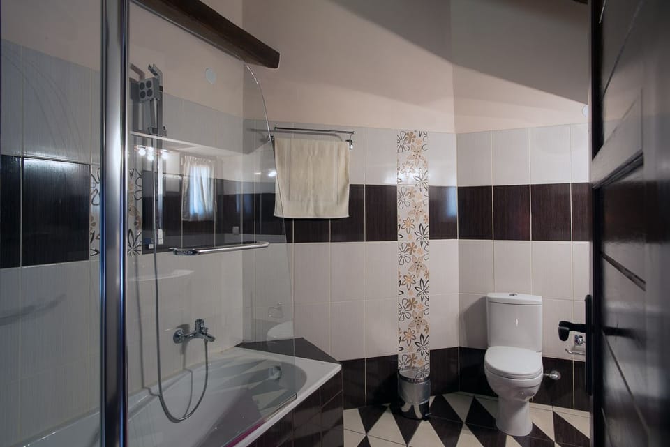 Shower, rainfall showerhead, free toiletries, hair dryer