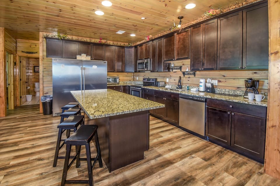 Family Cabin | Private kitchen | Full-size fridge, microwave, oven, stovetop