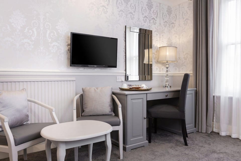 Superking or Twin Room | Desk, laptop workspace, free WiFi, bed sheets