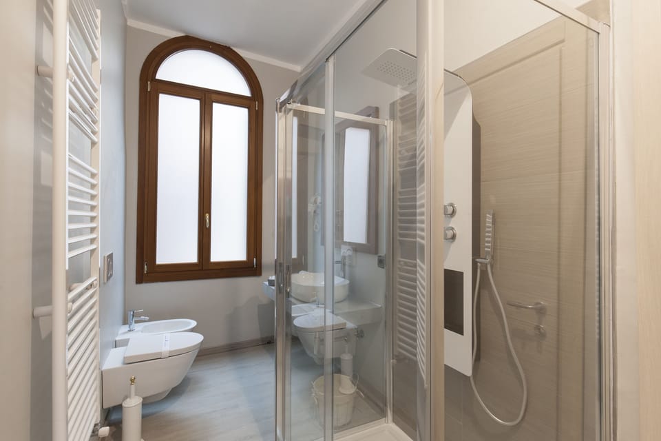 Basic Room | Bathroom | Shower, hydromassage showerhead, free toiletries, hair dryer