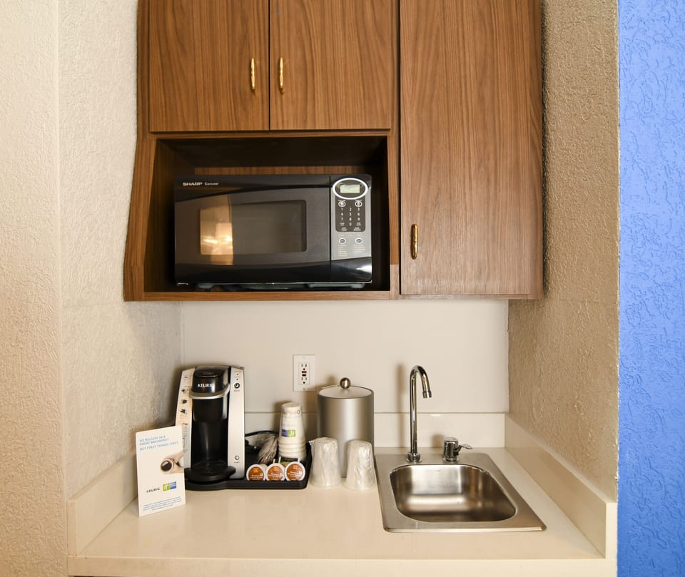 Suite, 1 King Bed | Room amenity