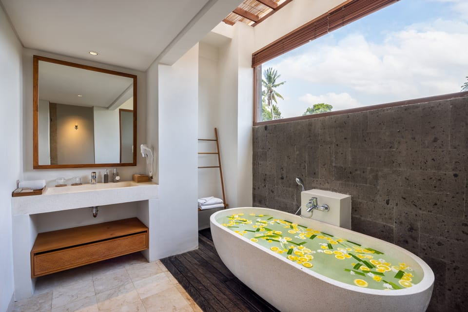 Dinara Suite | Bathroom | Free toiletries, hair dryer, bathrobes, slippers