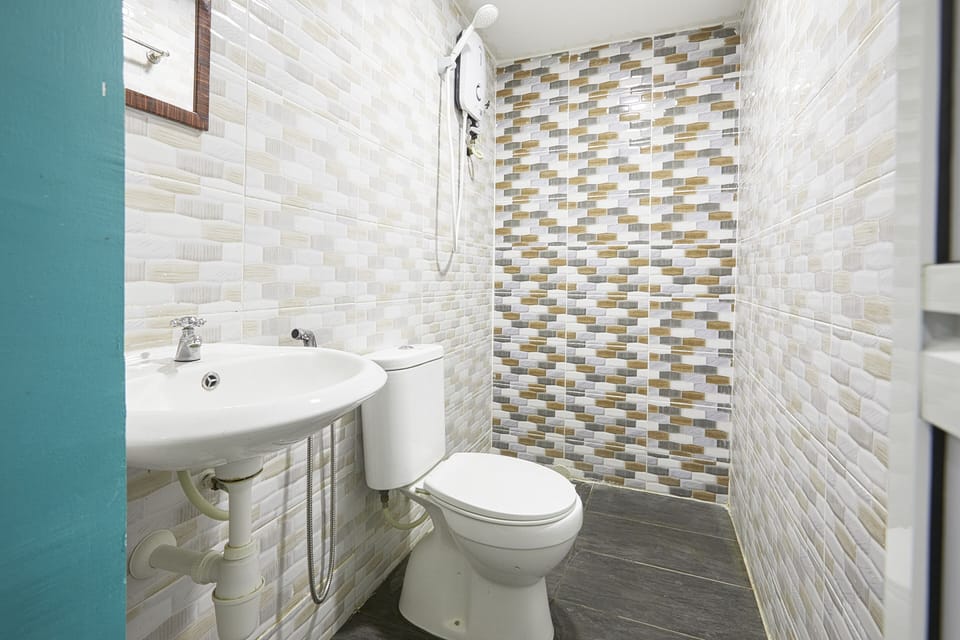 Family Room | Bathroom | Shower, towels, soap