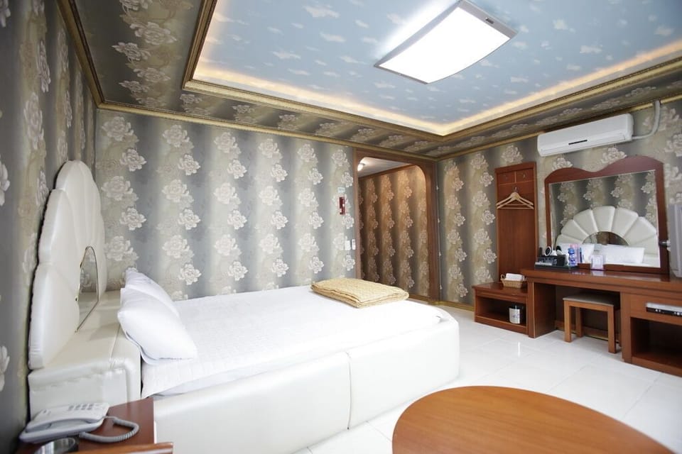 Deluxe Room | Individually decorated, individually furnished, desk, laptop workspace