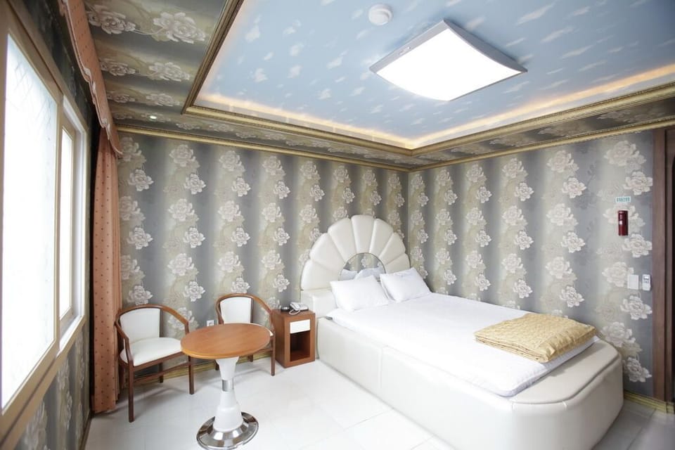 Deluxe Room | Individually decorated, individually furnished, desk, laptop workspace