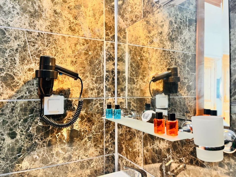 Shower, hydromassage showerhead, free toiletries, hair dryer