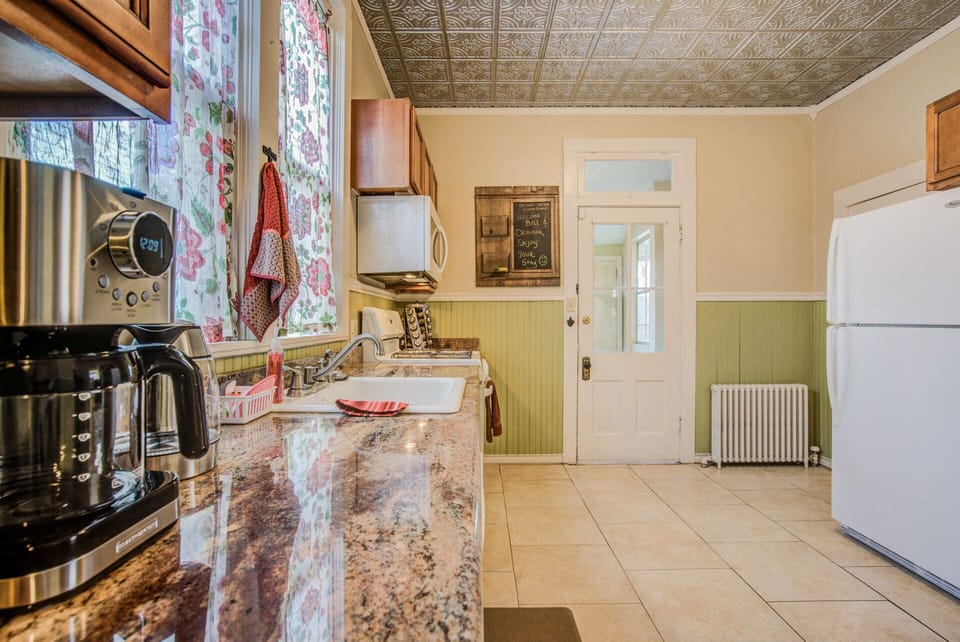 House (5 Bedrooms) | Private kitchen | Full-size fridge, microwave, oven, coffee/tea maker