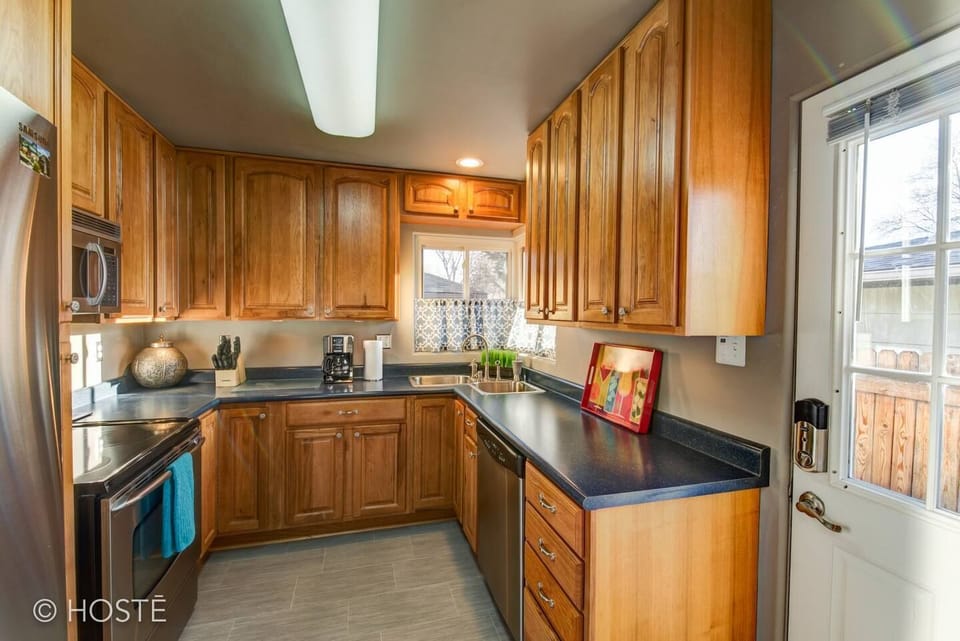 House (3 Bedrooms) | Private kitchen | Full-size fridge, microwave, oven, coffee/tea maker
