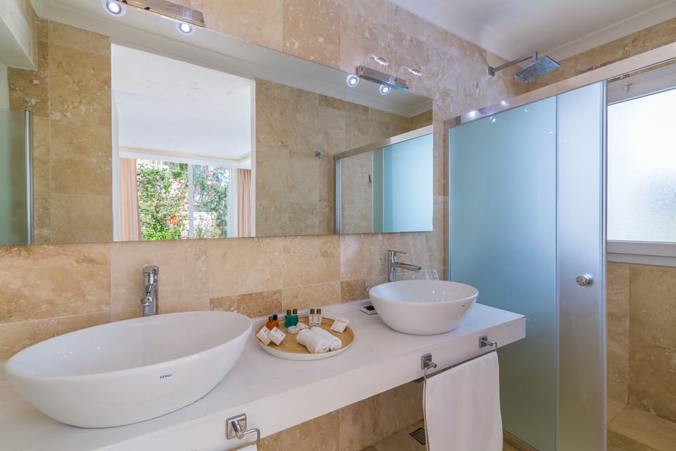 Deluxe Room, Private Pool, Garden View (Master) | Bathroom sink