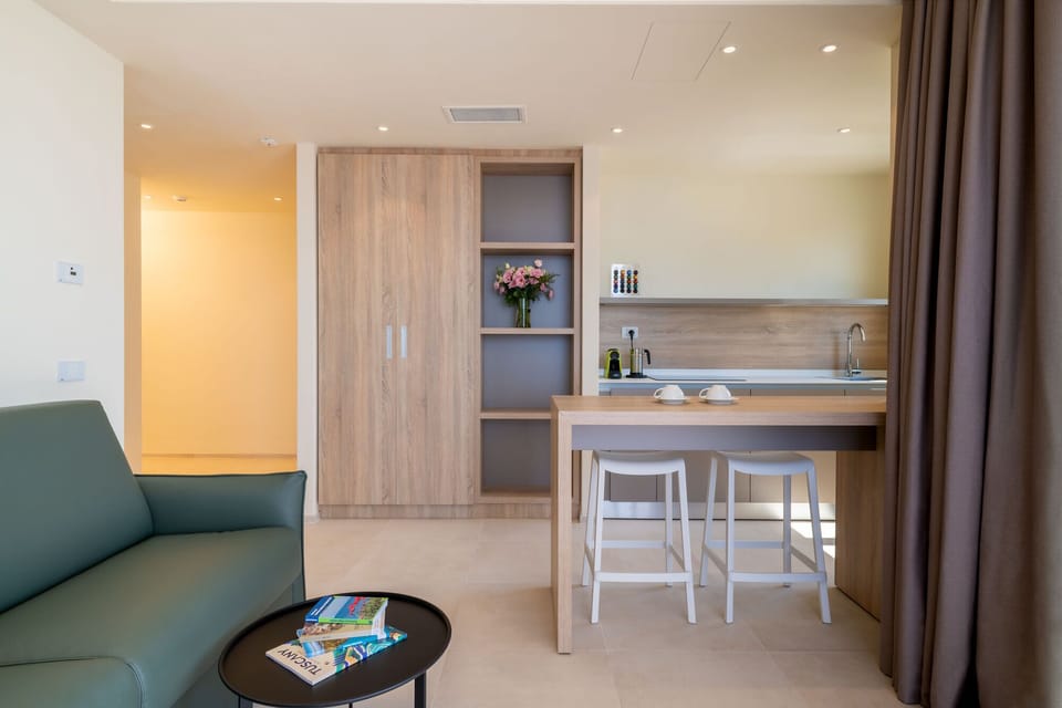 Panoramic Suite | Living area | 50-inch Smart TV with digital channels, TV