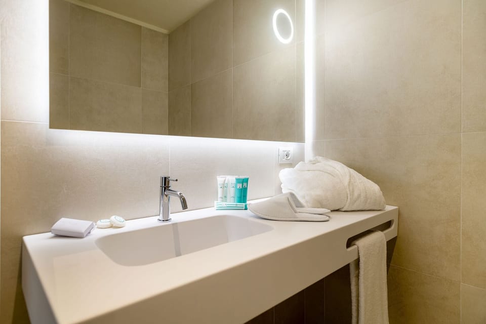 Shower, rainfall showerhead, free toiletries, hair dryer